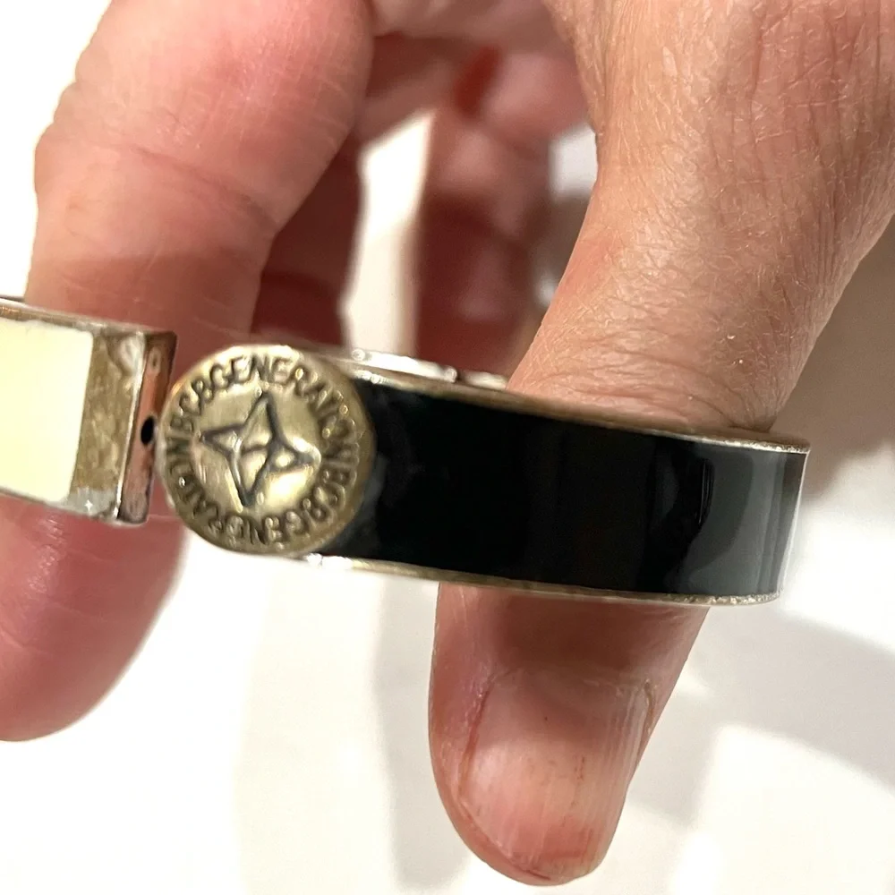 VINTAGE EXTREMELY RARE BCBG ENAMEL BLACK & WHITE DESIGN CUFF BRACELET , EUC - Picture 4 of 8
